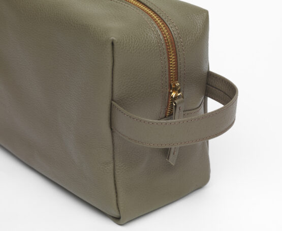 Kulturtasche FIRST CLASS in Beige aus edlem Madras-Leder in der Größe Medium - Nahaufnahme