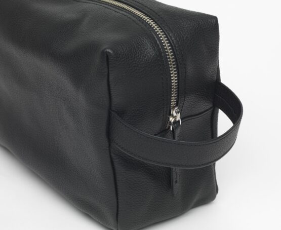 Kulturtasche FIRST CLASS in Schwarz aus edlem Madras-Leder in der Größe Medium - Nahaufnahme