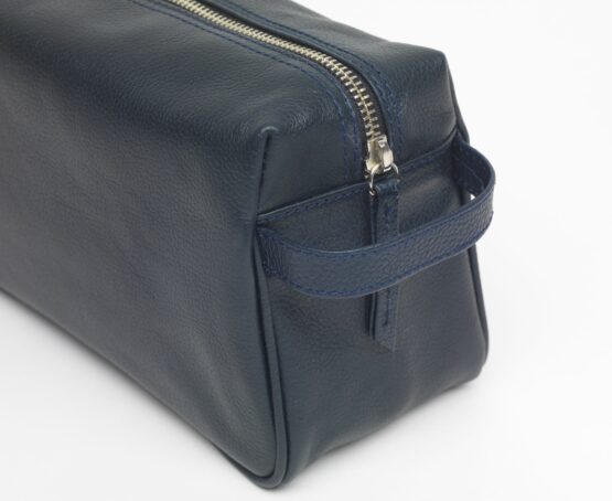 Kulturtasche FIRST CLASS in Blau aus edlem Madras-Leder in der Größe Small - Nahaufnahme