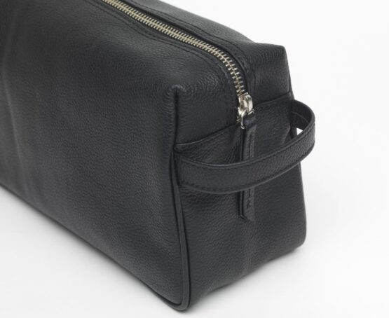 Kulturtasche FIRST CLASS in Schwarz aus edlem Madras-Leder in der Größe Small - Nahaufnahme